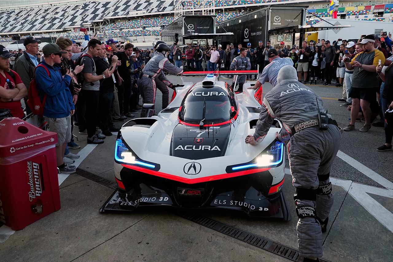 2020年デイトナ24時間でのパドックエリア。マシンのすぐ近くまで観客が近づける。