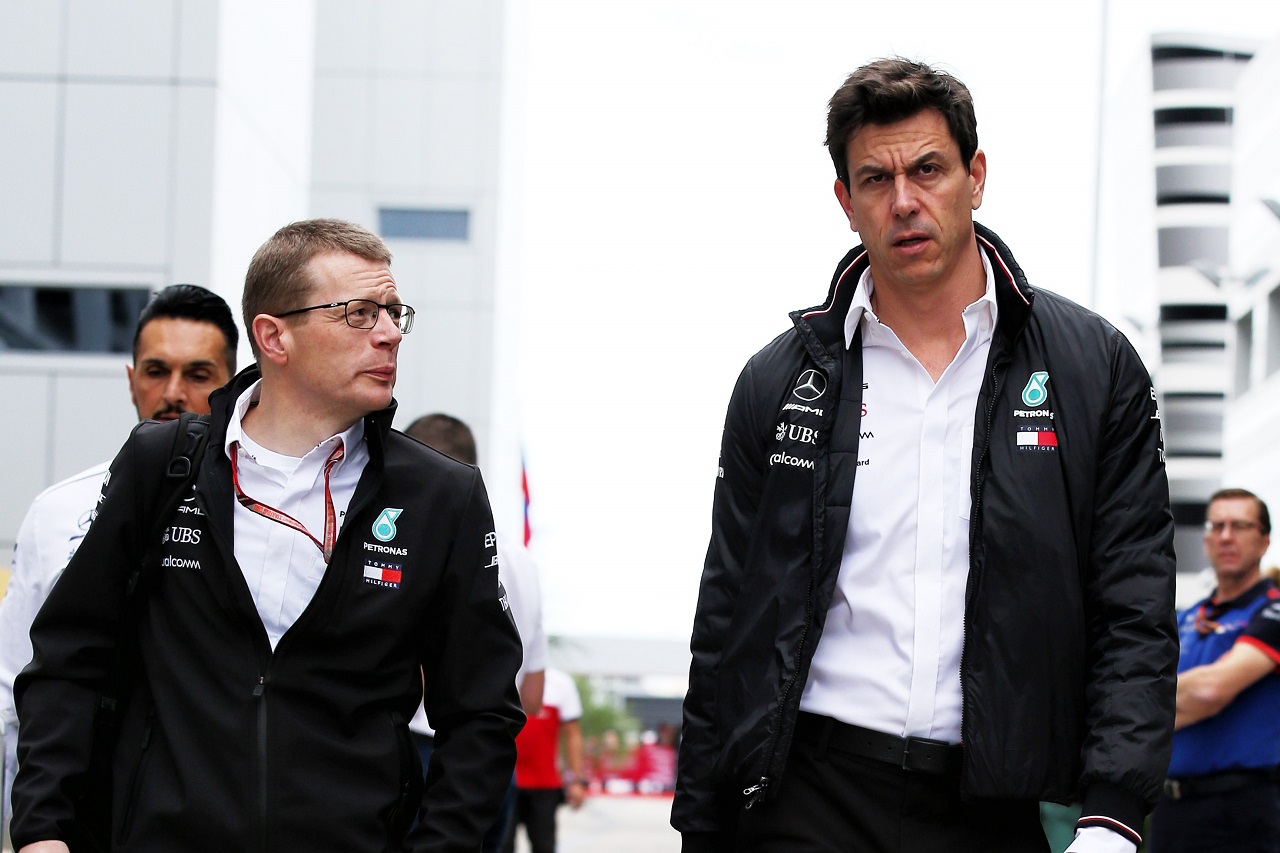 アンディ・コーウェルとトト・ウォルフ（メルセデス）