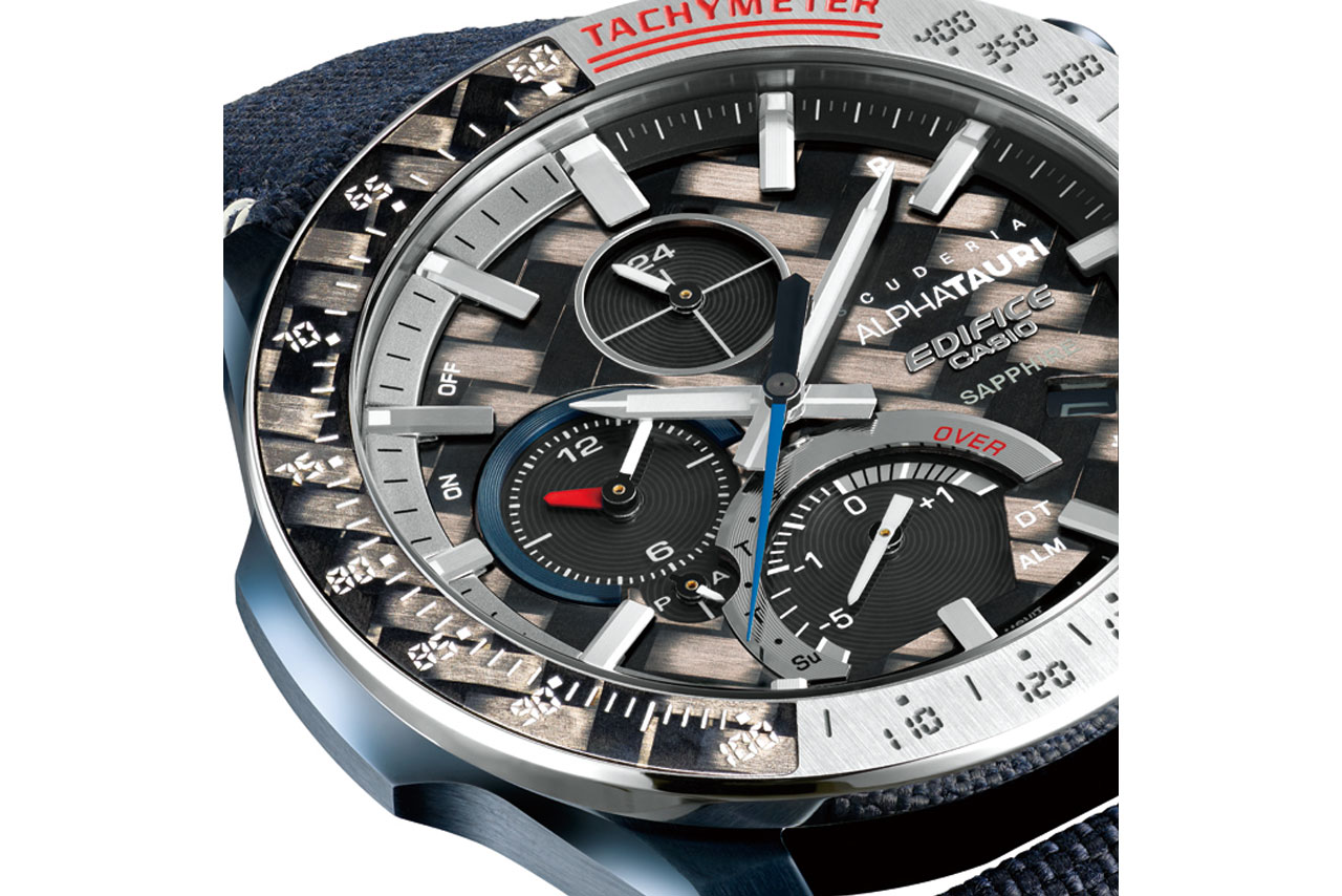 6Kカーボンが使用されたEQB-10AT-1AJRの文字板とベゼル