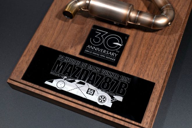 すべての仕様にルマン優勝30周年記念公式ロゴプレートが付く