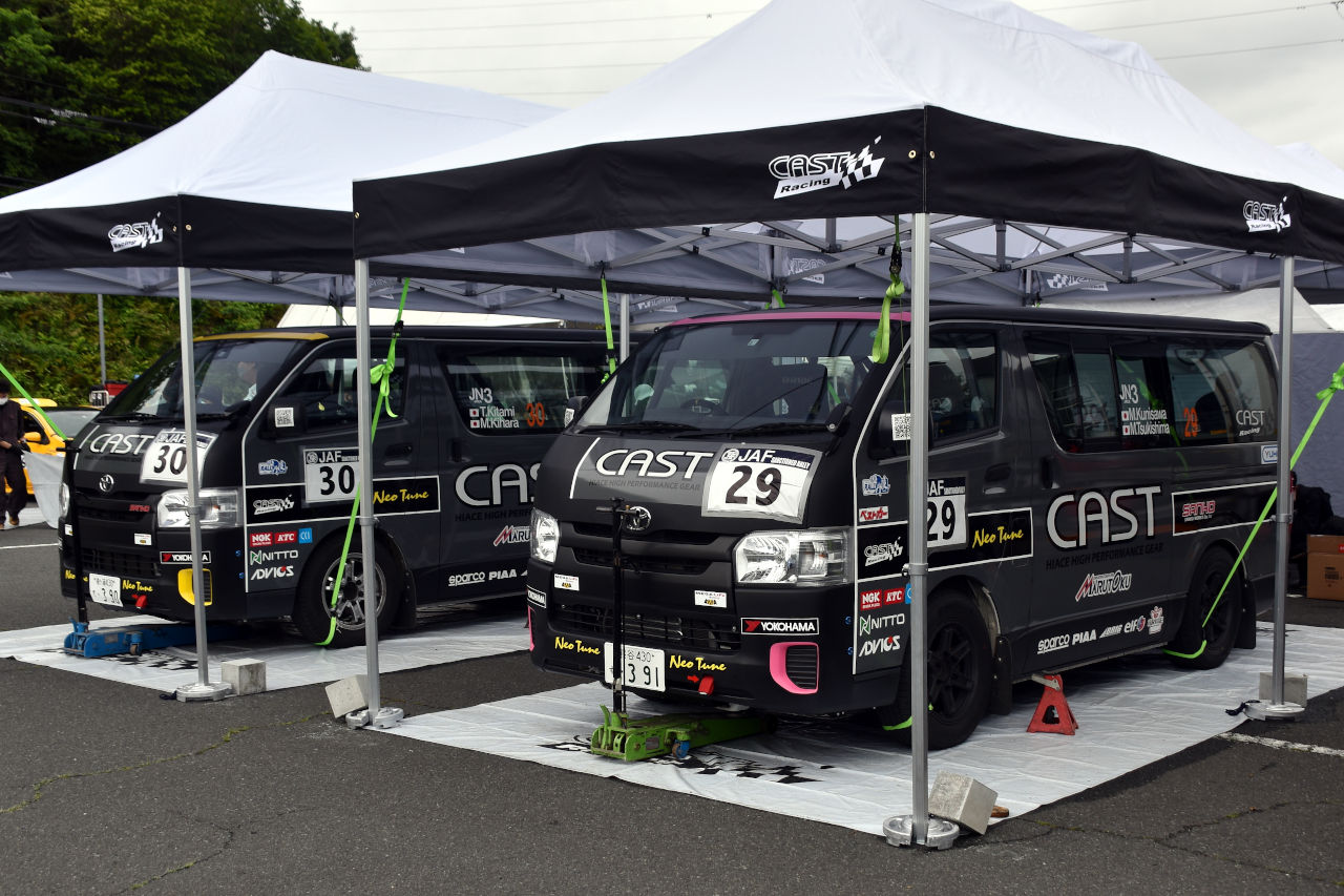 車検不合格となったCAST RACINGのトヨタ・ハイエース