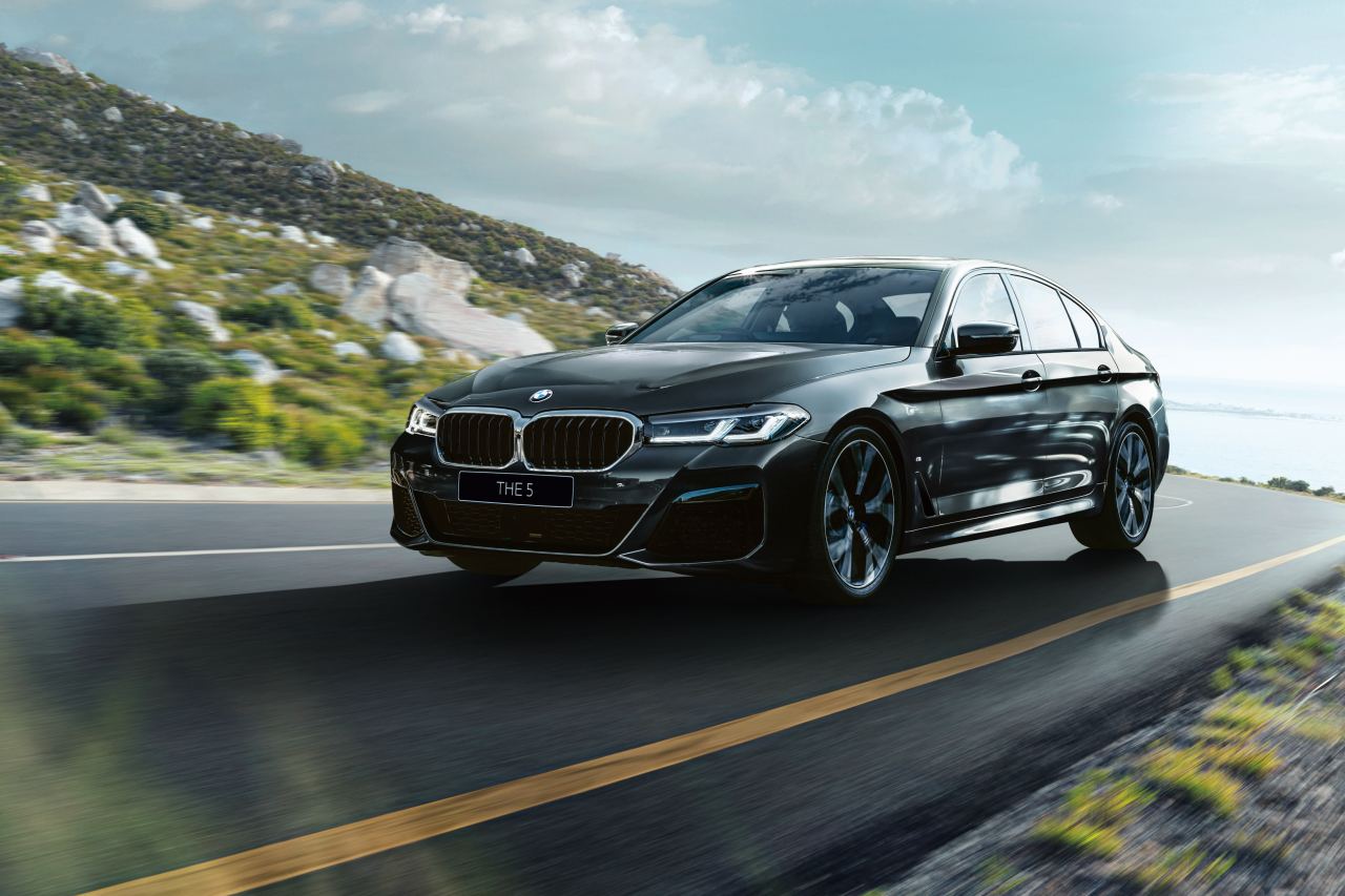 『BMW 523d xDrive M Sport 40th Anniversary Edition』は、BMW Group Japan設立直後に発売が開始された2代目（E28型）を想起させるデザインに
