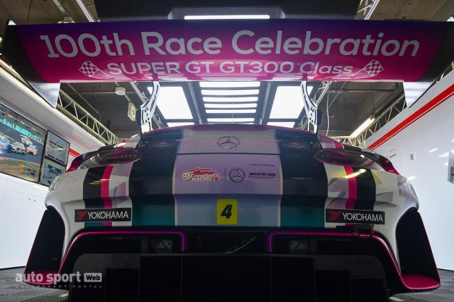 リヤウイング裏には100戦記念の文字が記される。