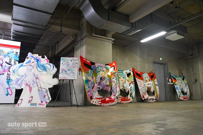 鈴鹿10時間参戦時のボンネットも展示される。