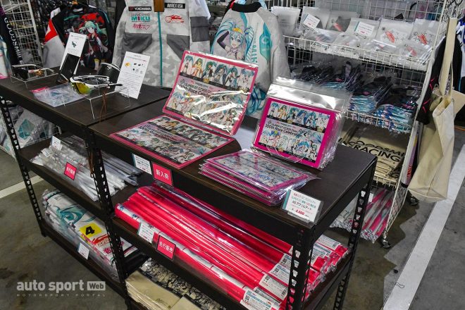 GSR SHOP by FORESTとグッスマの合同ショップ。100戦記念グッズも。