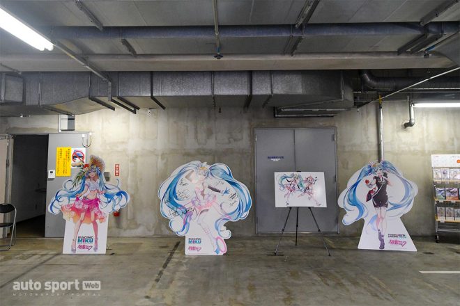 レーシングミクのイラストも展示されている。