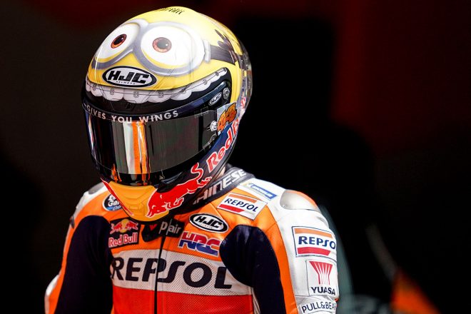 ミニオンズのスペシャルヘルメットを使用するポル・エスパルガロ（レプソル・ホンダ・チーム）