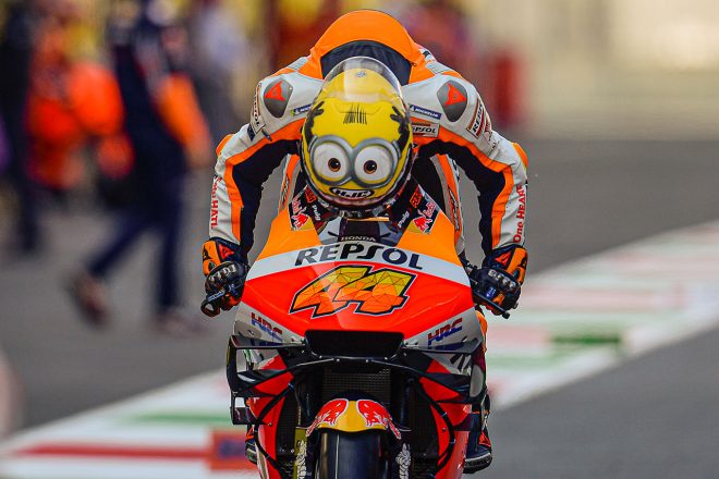 ミニオンズのスペシャルヘルメットを使用するポル・エスパルガロ（レプソル・ホンダ・チーム）
