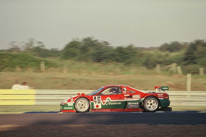 『メニコン』がメインスポンサーになり、大きくカラーリングが変貌した1996年モデル。トレッドが100mmワイドになり、車重も150kgほど軽量化された。アラン・フェルテ／マウロ・マルティニ／パスカル・ファブルの手に、初のル・マン完走を果たす。