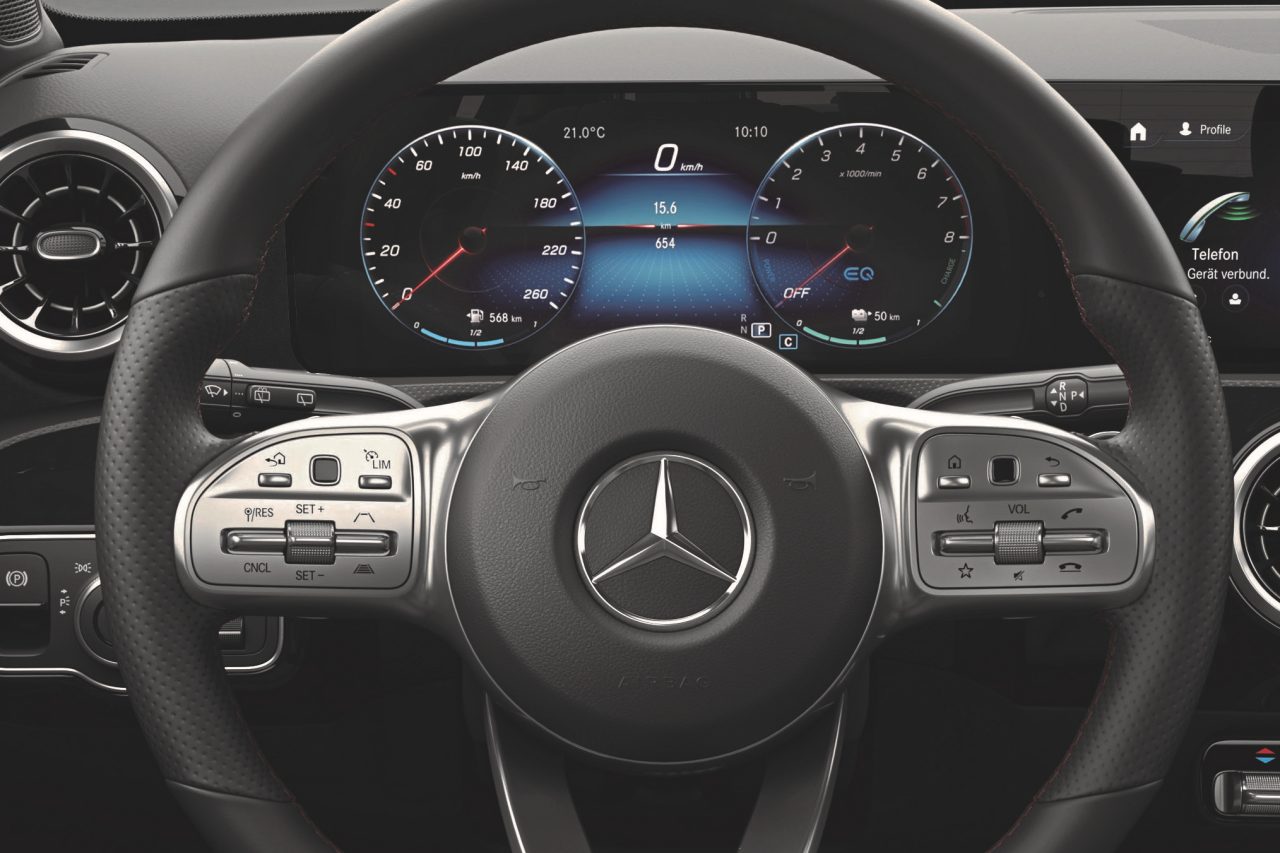 ELモード使用時には、ステアリングホイール裏のパドルによりバッテリーへのエネルギー回収量を5段階で調整することが可能に