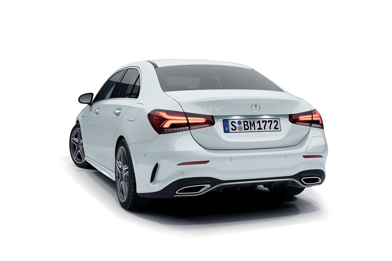 『A250eセダン』ではナビゲーションパッケージを装着すると、自動再発進機能付のアクティブディスタンスアシスト・ディストロニックとなる