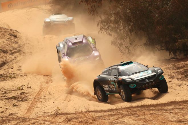 この第2戦で主導権を握ったのは、ルイス・ハミルトン率いるX44とロズベルグのRXRという、元F1王者が牽引する2チームとなった