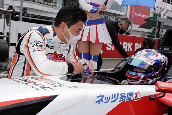 グリッドで荒川麟（TGR-DC RS トムススピリットF4）にアドバイスする片岡龍也講師