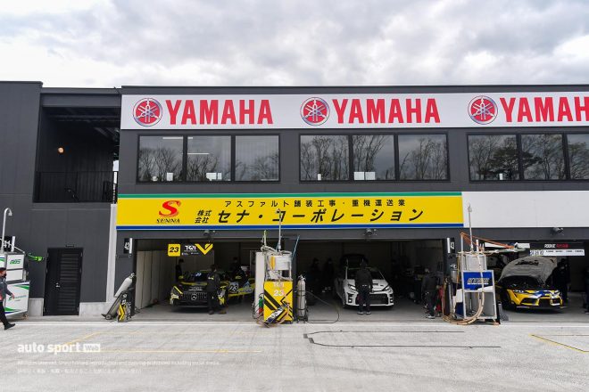 スーパー耐久では片岡龍也プロデュースのチームはピットが並んでいる。