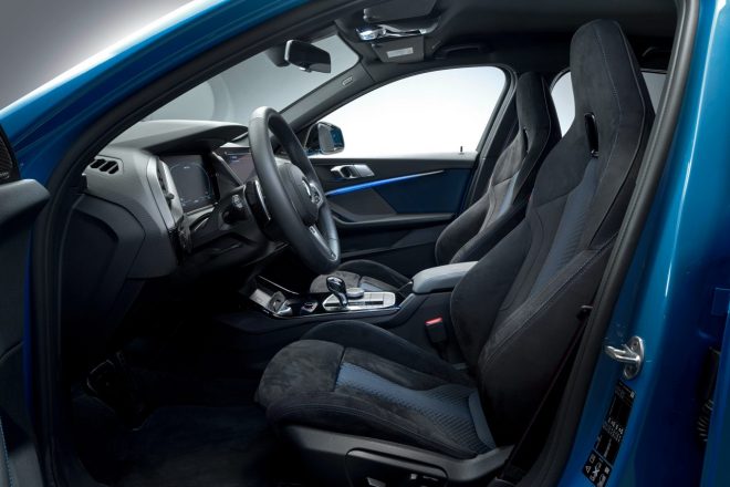 118iでは、運転支援機能として新たにレーン・チェンジ・ウォーニング、後部衝突警告機能、クロス・トラフィック・ウォーニング(リア)、スピードリミット情報表示機能が追加されたドライビング・アシストも標準装備とし、全グレードへの実装が完了した