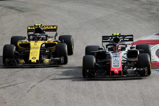 2018年F1第18戦ロシアGP　ケビン・マグヌッセン（ハース）とカルロス・サインツJr.（ルノー）の争い