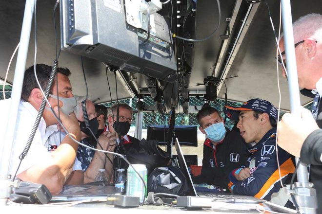 チームとミーティングを行う佐藤琢磨（レイホール・レターマン・ラニガン・レーシング）