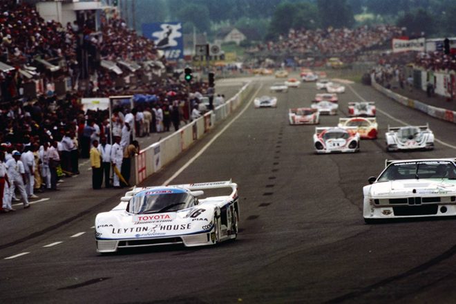 1985年、トヨタにとっての初のル・マン24時間レースを走るトヨタ・トムス85C-L