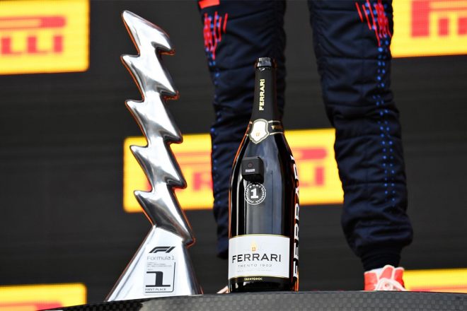 2021エミリア・ロマーニャGP　マックス・フェルスタッペンの足元に置かれたフェッラーリのスプマンテ