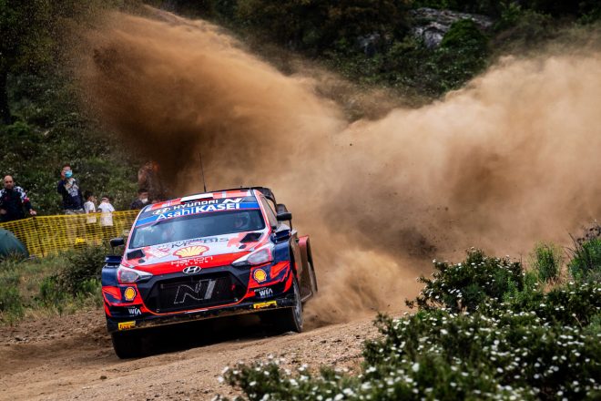 2戦連続で首位走行中にサスペンショントラブルに見舞われたオット・タナク（ヒュンダイi20クーペWRC）　2021年WRC第5戦イタリア