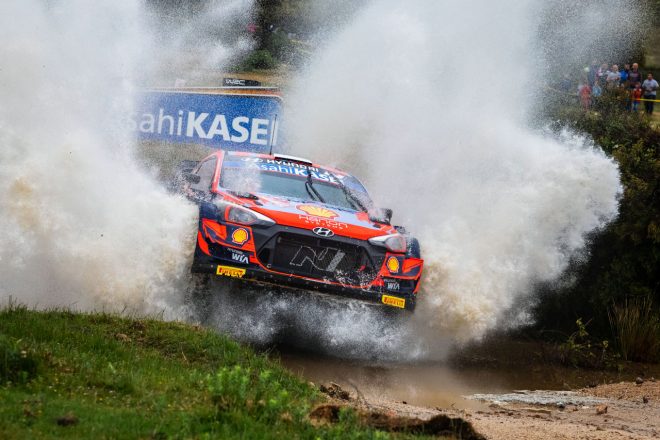 首位で迎えたSS12でのサスペンショントラブルで優勝争いから離脱することになったオット・タナク(ヒュンダイi20クーペWRC) 2021年WRC第5戦イタリア