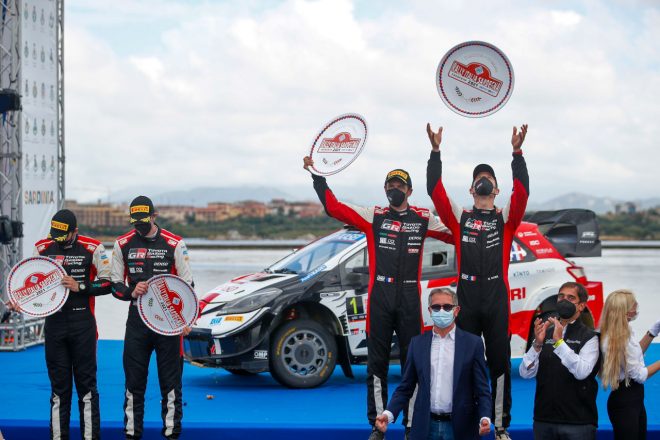 優勝したセバスチャン・オジエ／ジュリアン・イングラシア組（右）