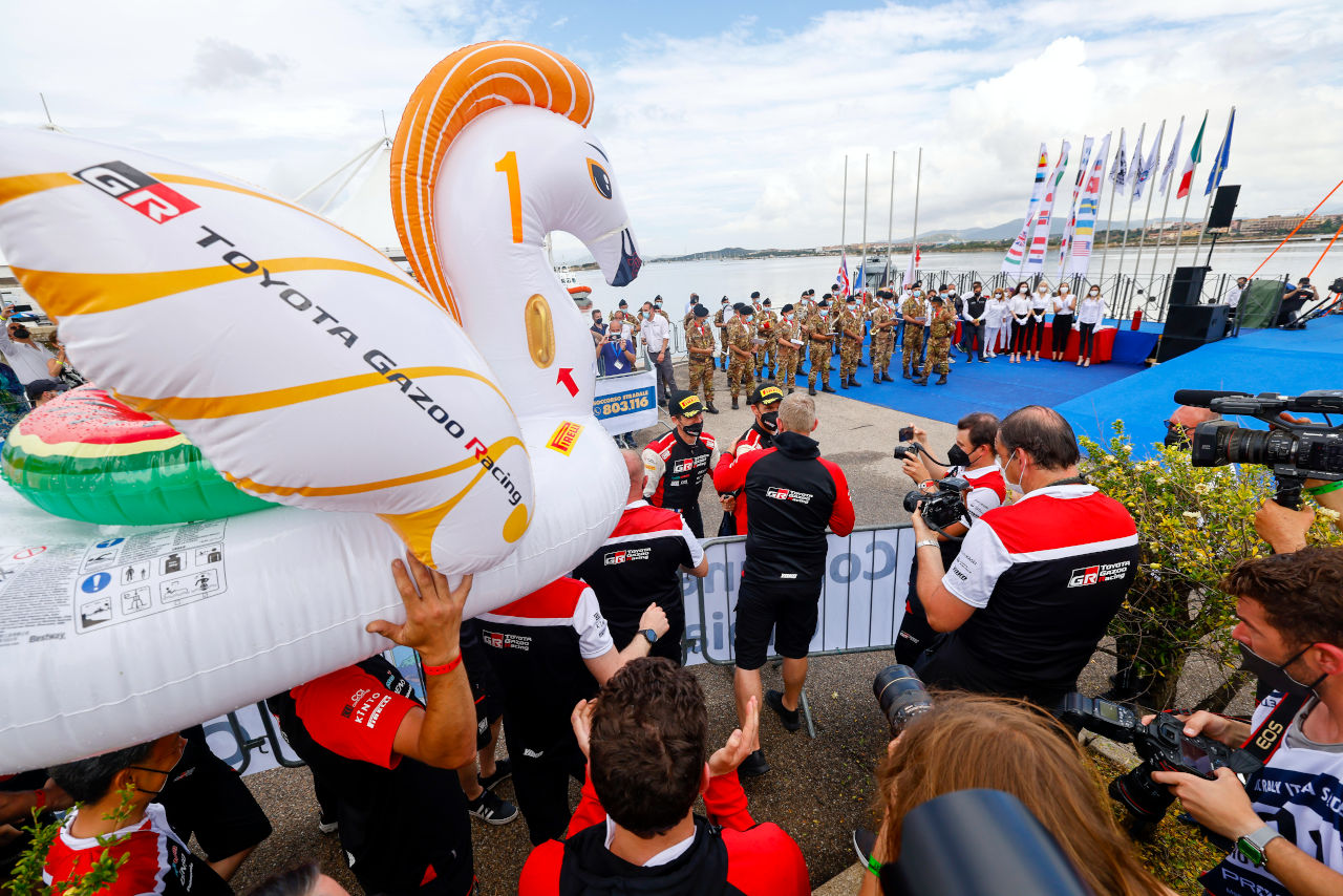 表彰式の前から海に入る準備は整っていた