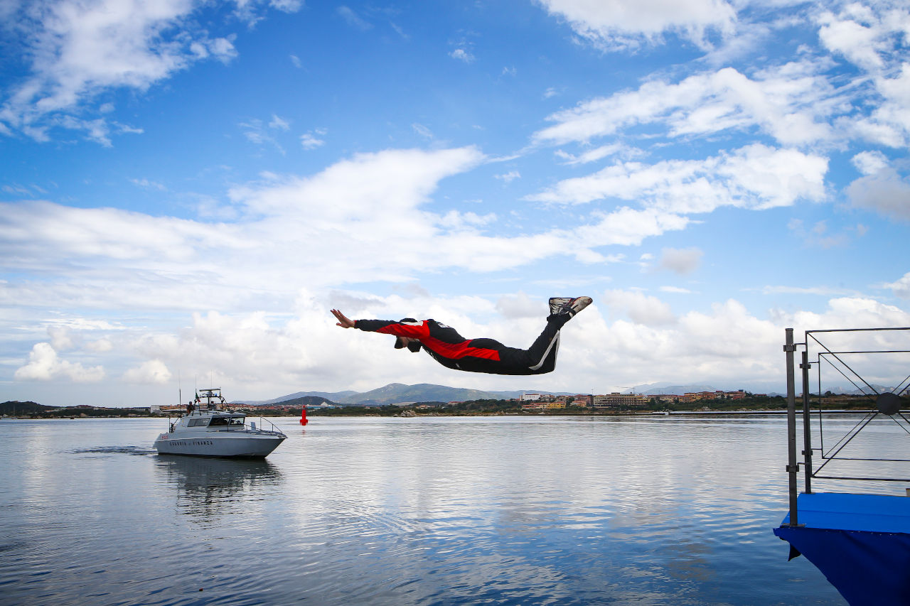 海へ飛び込むセバスチャン・オジエ