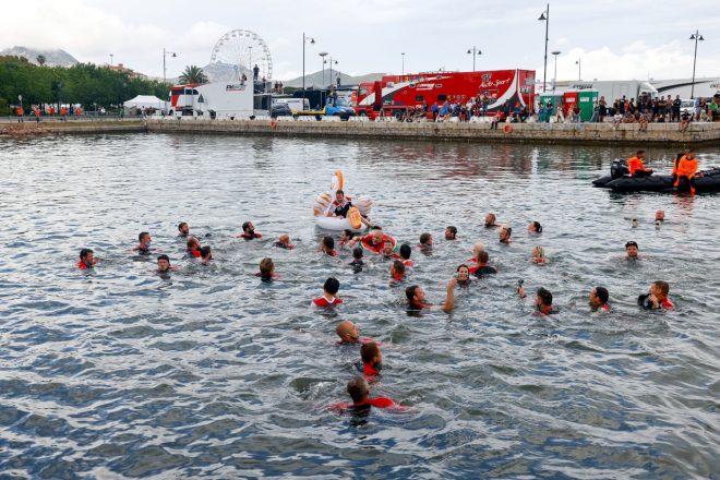 勝利のダイブを味わったTOYOTA GAZOO Racing WRTのメンバーたち