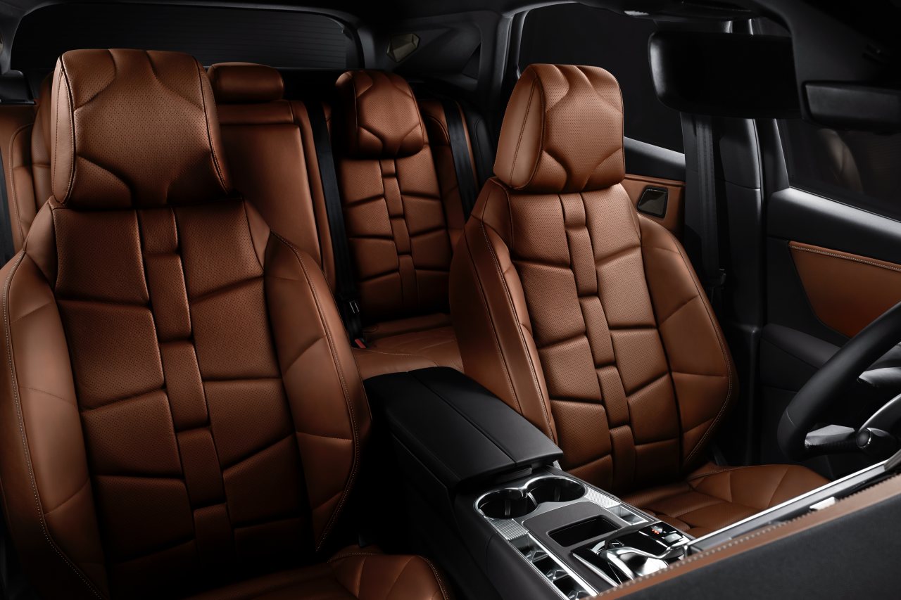 伝統技法の1枚革が形作るウォッチストラップシートには、ムラ染のブラックナッパレザーに変えてブラウンのナッパレザーが採用された