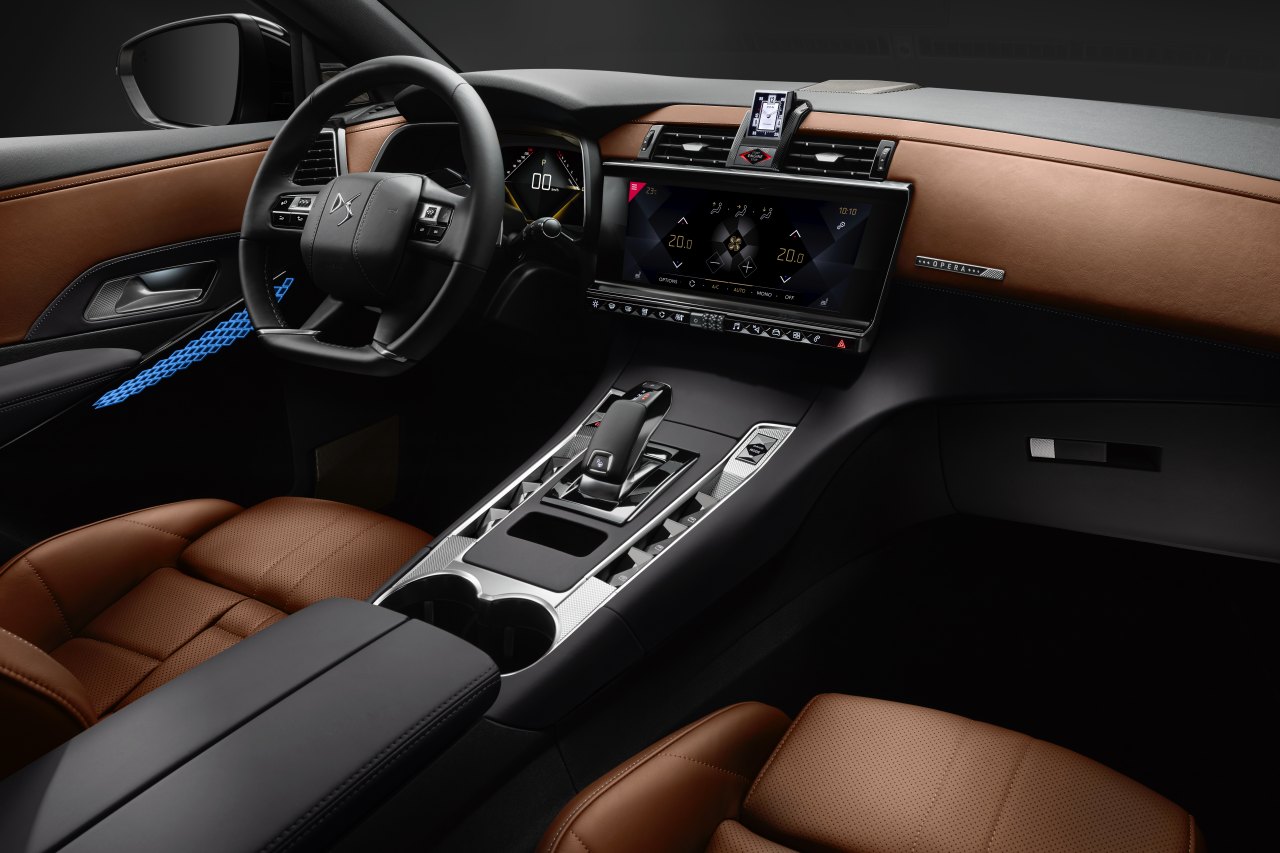 パノラミックサンルーフやスマートフォンワイヤレスチャージャーなど、快適装備も充実