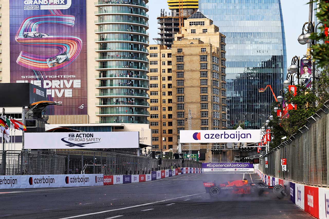 2021年F1第6戦アゼルバイジャンGP　タイヤトラブルでクラッシュしてしまったマックス・フェルスタッペン（レッドブル・ホンダ）