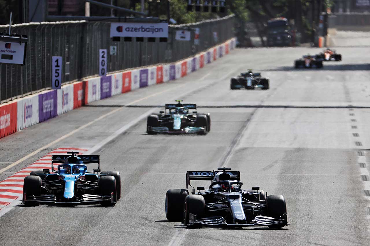 2021年F1第6戦アゼルバイジャンGP　角田裕毅（アルファタウリ・ホンダ）とフェルナンド・アロンソ（アルピーヌ）のバトル