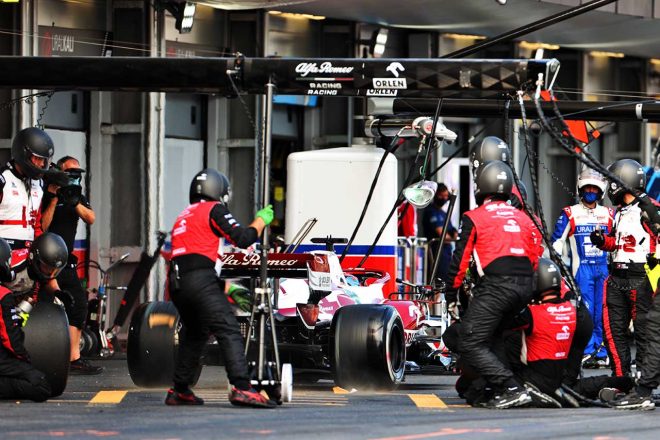 2021年F1第6戦アゼルバイジャンGP　キミ・ライコネン（アルファロメオ）のピットストップ