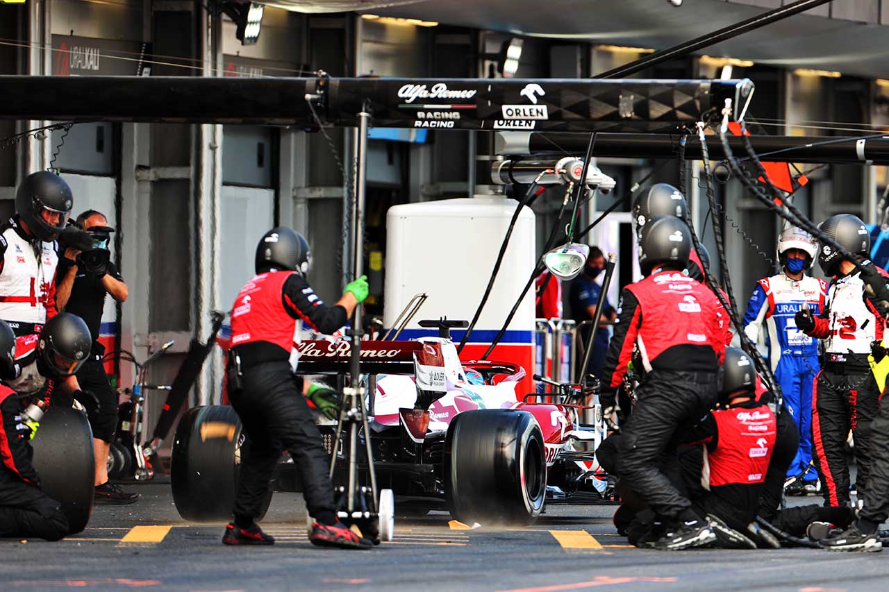 2021年F1第6戦アゼルバイジャンGP　キミ・ライコネン（アルファロメオ）のピットストップ