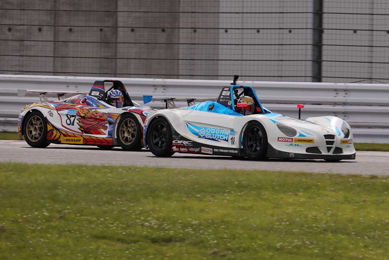 #18 辻?本始温（ORC ARUGOS VITA）と#87 山本龍（おさきにどうぞ☆VITA）のバトル