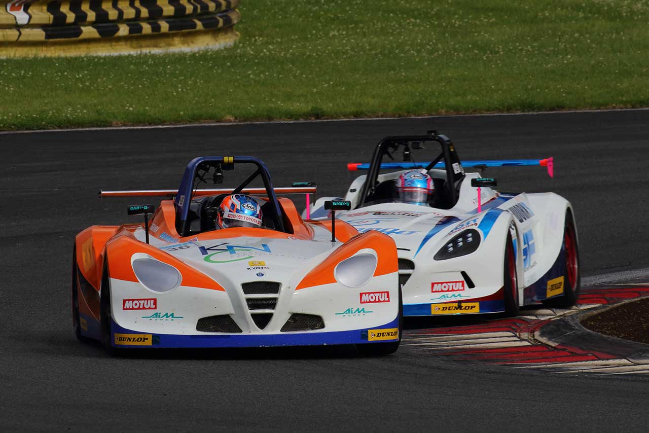 #36 荻原友美（KNC VITA）と#34 下野璃央（YGF VITA01）