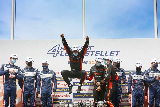 表彰台でお決まりのジャンプを決めるロマン・ルシノフ