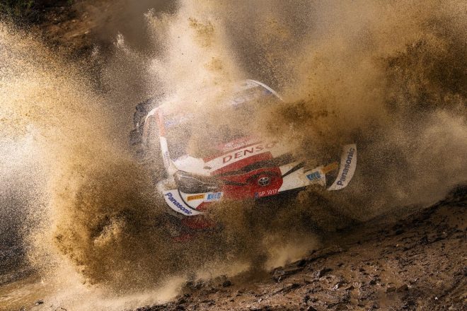 ウォータースプラッシュの衝撃でフロントフェンダーが外れかかったカッレ・ロバンペラ駆るトヨタ・ヤリスWRC　2021年WRC第5戦イタリア