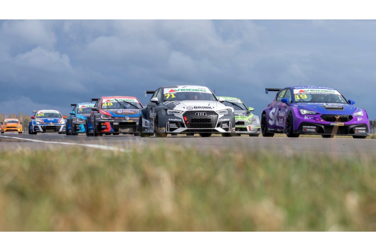 開幕直前にLestrup Racing（レストラップ・レーシング）で王座防衛を表明していたロブ・ハフが去り、急遽全13台での勝負となった