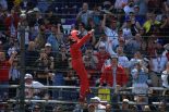 インディ500初勝利でスパイダーマンパフォーマンスで喜ぶカストロネベス