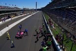 クルーと一緒にフェンスを駆けのぼり喜びをあらわにするカストロネベス
