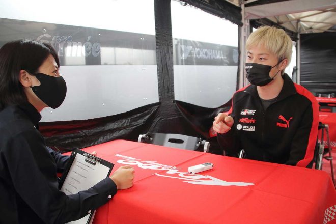 同じドライバーとして、気になるポイントをぐいぐい突っ込む三浦愛さん