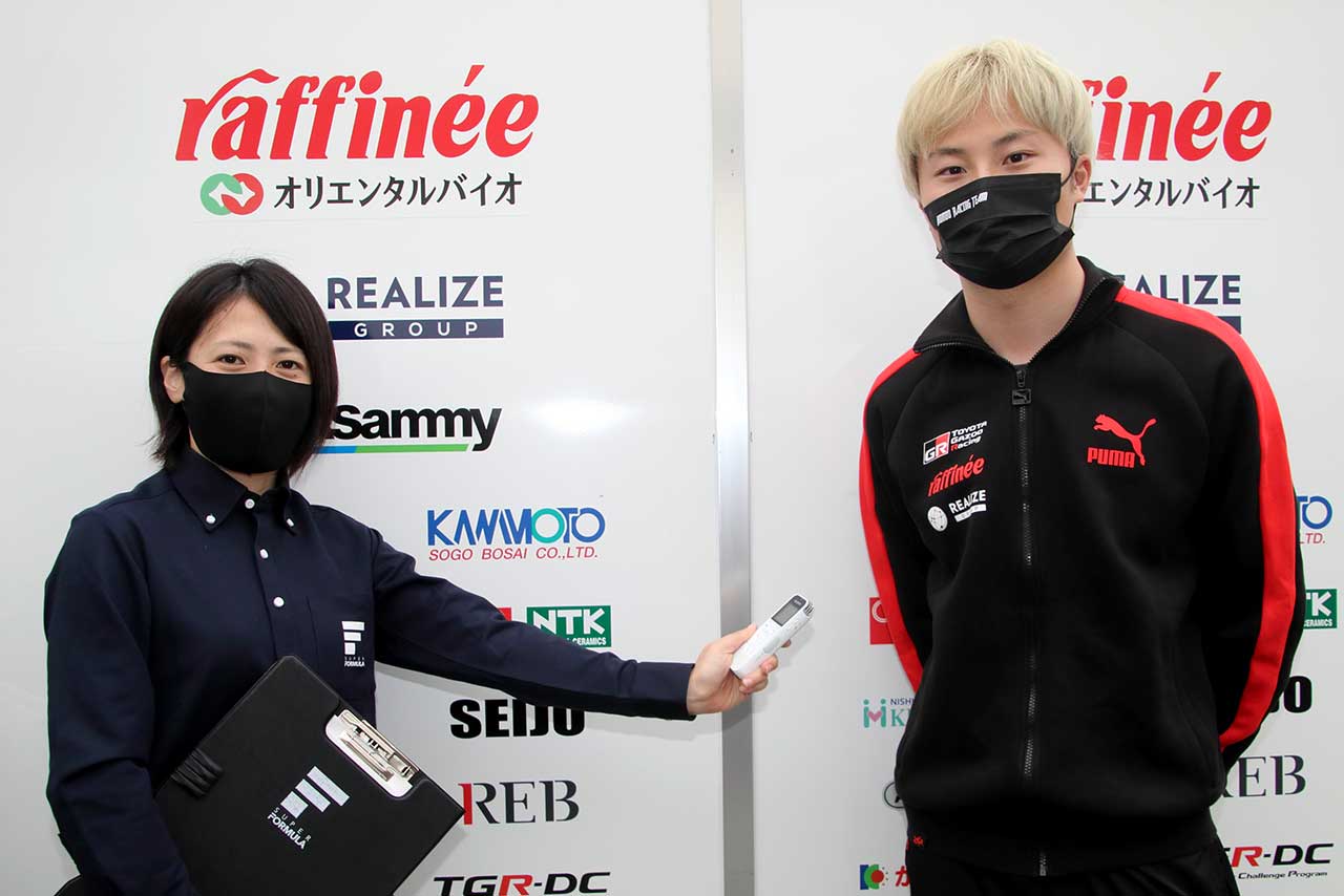山下健太（KONDO RACING）にインタビューする三浦愛さん