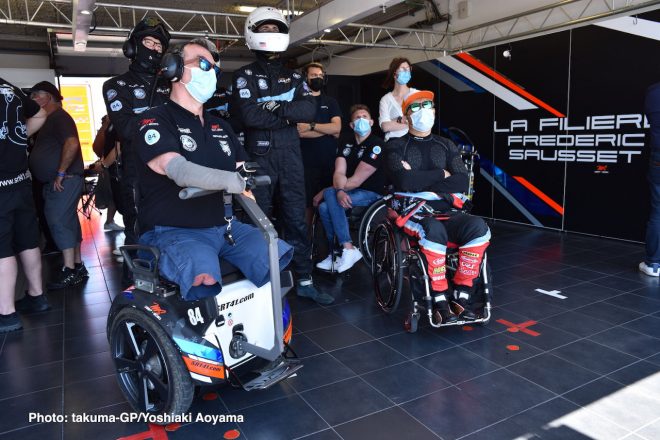 レースの戦況を見つめる青木拓磨（右）