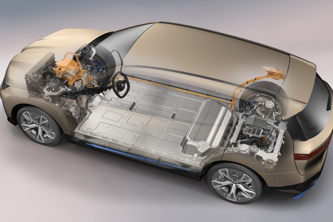 第5世代BMW eDriveテクノロジーを搭載したパワートレインは、最高出力370kW（500PS）以上を発生する2基の電気モーターにより、0～100km／h加速を5秒未満でこなすパフォーマンスを有する