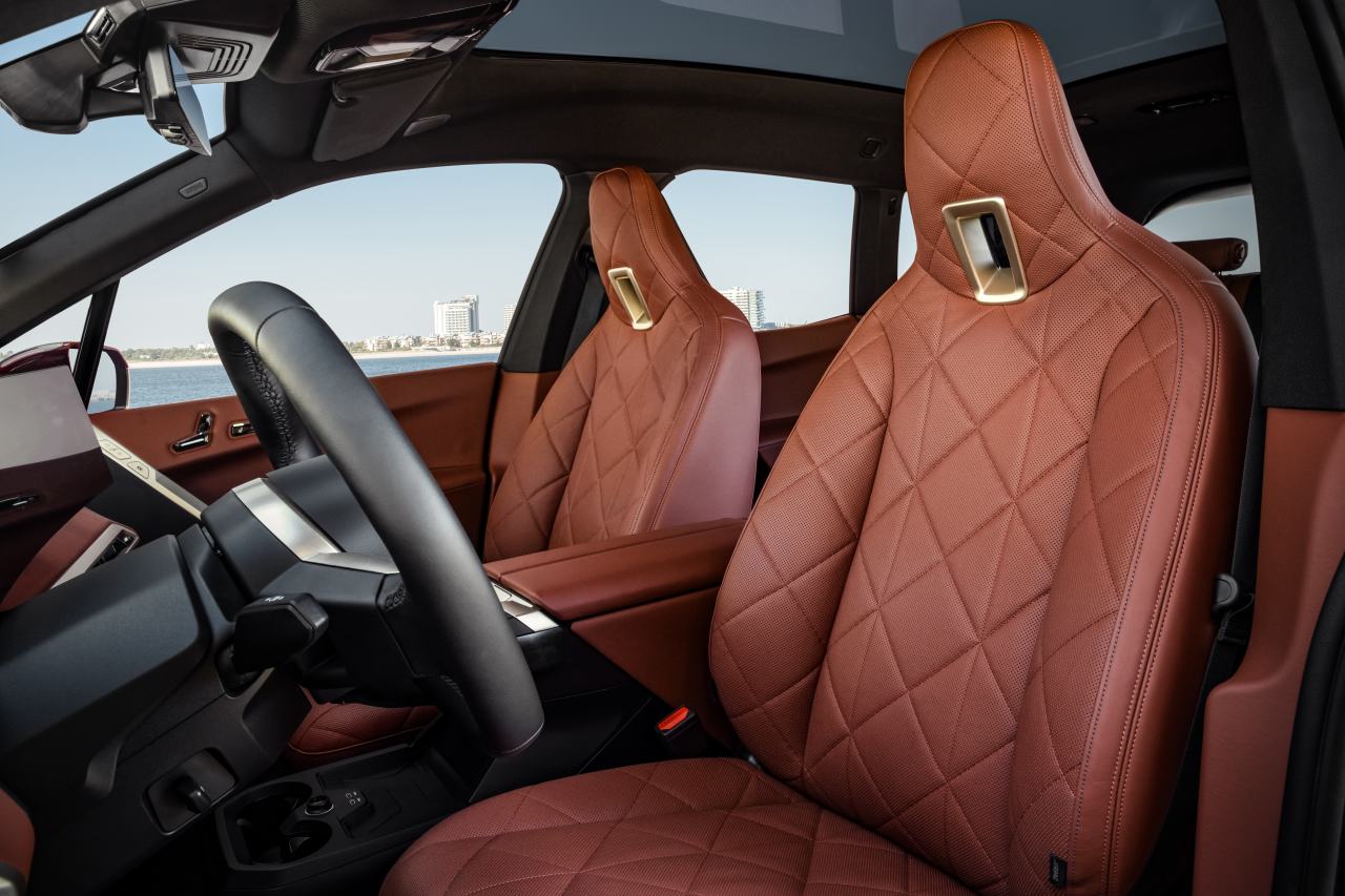 『BMW iX xDrive40』ではSuiteレザー・アミドが、同『xDrive50』にはSuiteレザー・カスタネアの各トリムが適用される