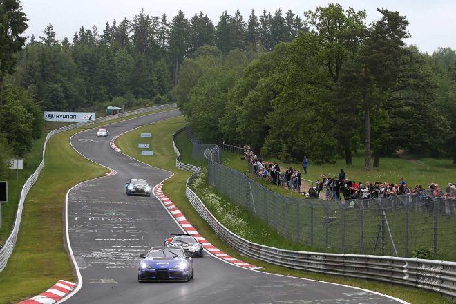 コロナ禍の影響でさまざまな制約があるなか、今大会は最大1万人の観客動員が認められた。チケットは早々に完売、“ニュル”ファンが現地に詰めかけた。