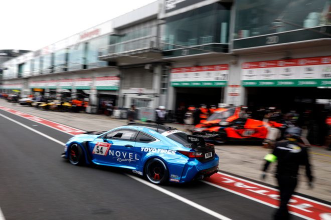 上空に真っ黒な雲が立ち込める6月5日（土）15時30分。第49回ニュルブルクリンク24時間耐久レース決勝がスタート。