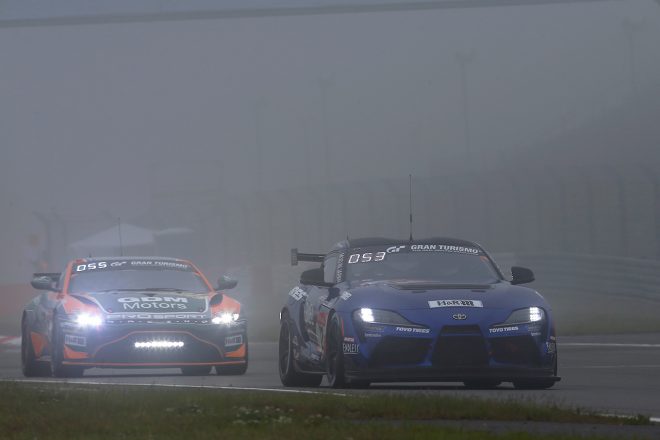 スタート直後から、局地的に強い雨が降り出し、スピンやコースアウトする車両が続出した。